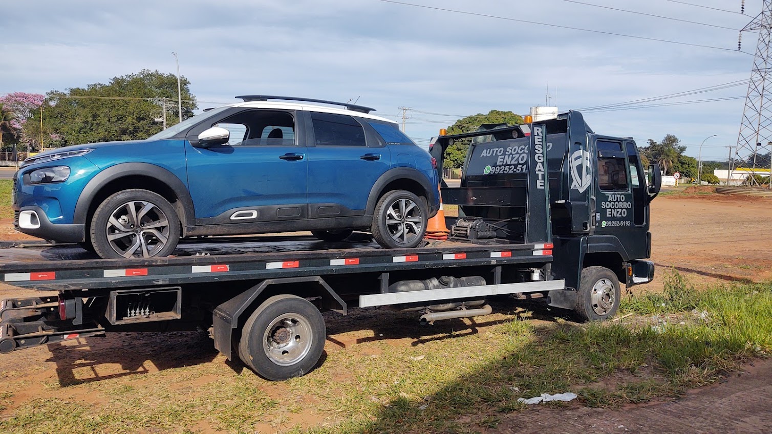 SUV azul sendo transportado pelo Guincho Enzo