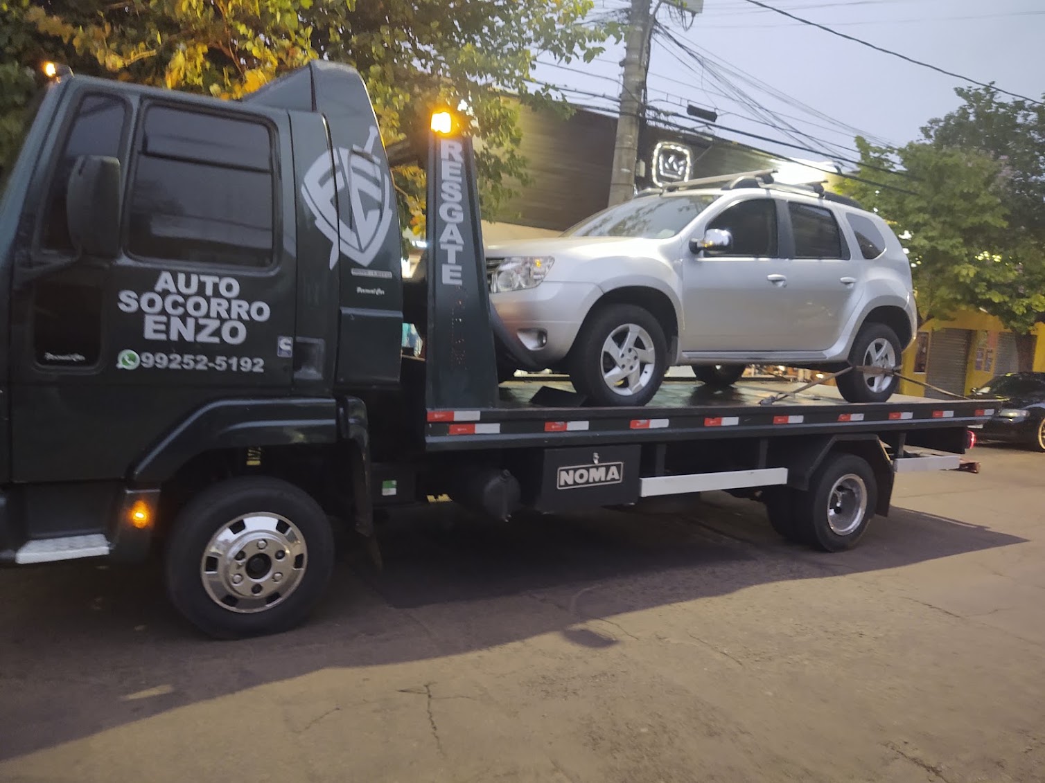 SUV prata transportado na plataforma
