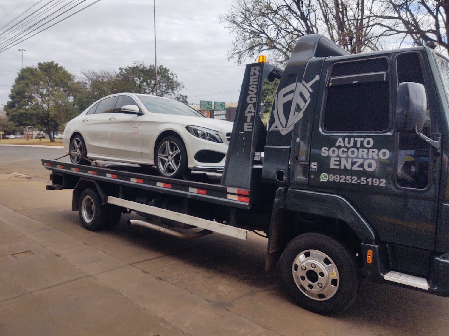 Carro branco na plataforma do Guincho Enzo